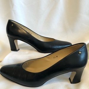 Etienne Aigner black pump. Low heel SZ 7.5
